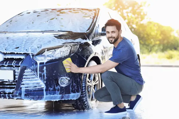 “O Amor do Homem de Meia-Idade Pelo Seu Carro: Apego Emocional ou Status Social?”