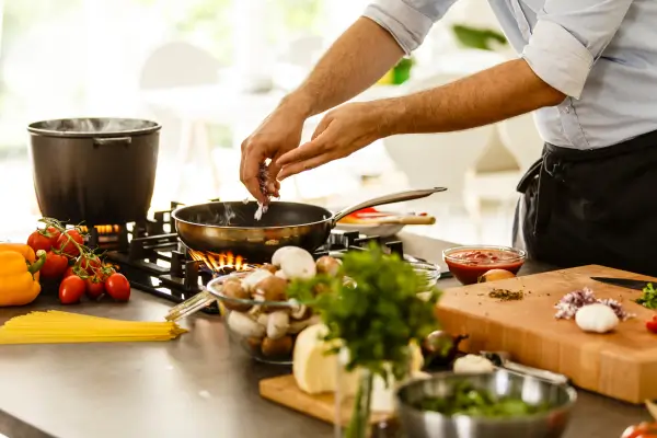 Por que Homens Madurando na Vida Insistem em Cozinhar: Necessidade ou Curiosidade Culinária?